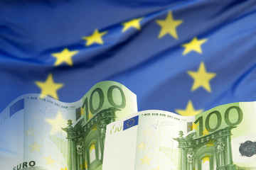 Europäische Flagge mit Euro Geldscheinen