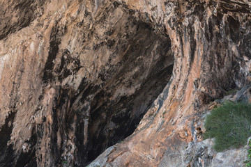 Felsenhöhle an der Küste bei Arta auf Mallorca, Spanien.
