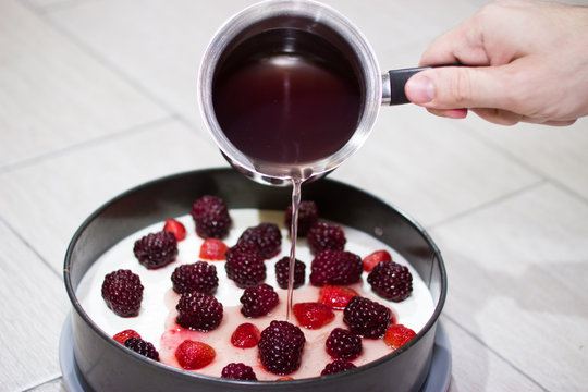 Cooking berry cheesecake.