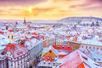 Poster Im Rahmen Prag in der Weihnachtszeit, klassische Ansicht auf schneebedeckten Dächern im zentralen Teil der Stadt. © Feel good studio