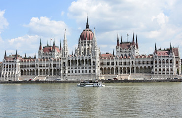 Fototapeta na wymiar Building of the Hungarian parliament