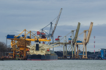 SWINOUJSCIE - BULK CARRIER AT WHARF © Wojciech Wrzesień
