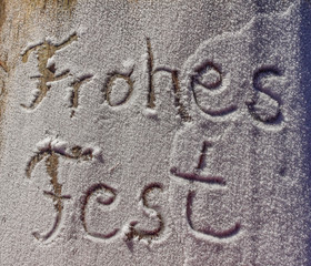 Frohes Fest auf Schnee geschrieben