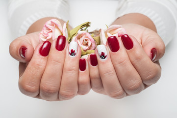 Maroon manicure with white flowers and nameless nails short square nails