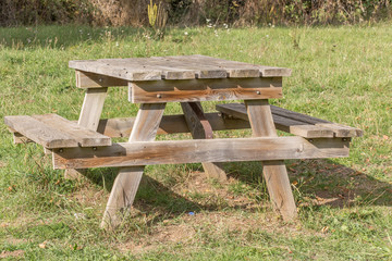  table de pique-nique à la campagne 