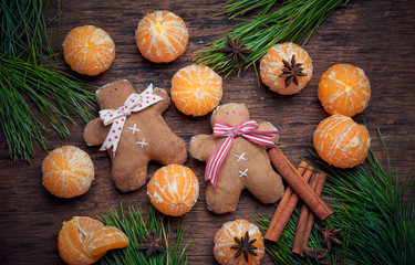 Christmas decaradio sets. Gingerbread little men with tangerines, cinnamon and an anisetree. An empty seat for the text. Studio shooting. Subject shooting.