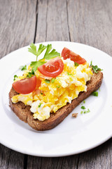 Scrambled eggs on bread
