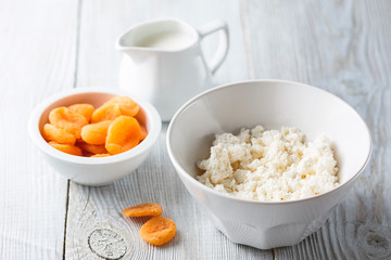 Cottage cheese and apricots