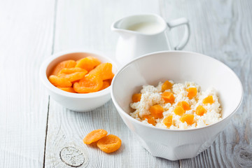 Cottage cheese and apricots