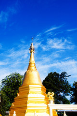 Fototapeta premium Golden Pagoda and stupa in Photharam Ratchaburi Thailand