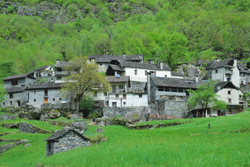 das traditionelle Dorf Fontana im Val Bavona mit den typischen Rustici aus Granitsteinen gebaut,Kanton Tessin,Schweiz