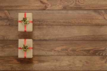 Cajas de regalo sobre fondo de madera