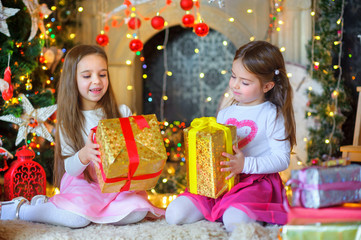 Fototapeta na wymiar happy little girls with a gift in hands.