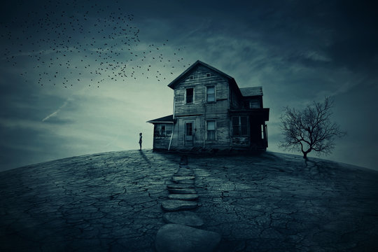 Fototapeta Powrót do domu. Młody człowiek stoi na rogu zniszczonego domu i szuka kogoś daleko. Duch opuszczony dom z suchym lądem i drzewem.