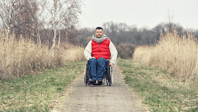 gehbehinderter Mann im Rollstuhl