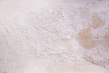 Weiße Mauer mit Flecken