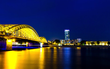 Köln bei Nacht. Hohenzollernbrücke und Köln Triangle
