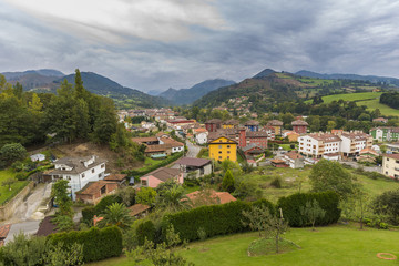 Fototapeta na wymiar Vista de Cangas de Onís (Asturias, España) y Picos de Europa al fondo.