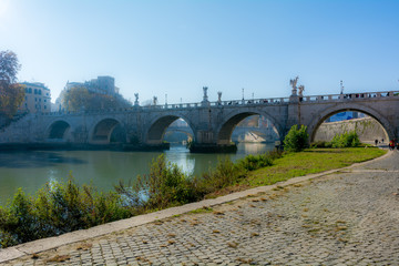 Naklejka premium Fiume Tevere al centro di Roma. Luoghi storici da visitare