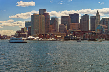 Obraz premium Floating boat with the skyline of Boston in the background