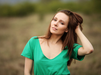 Fototapeta premium Portret kobiety w zielonej bluzce