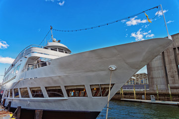 Naklejka premium Nose of the yacht moored in the bay in Boston