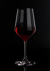 Papier peint adhésif Vin Glass of red wine with reflection on black