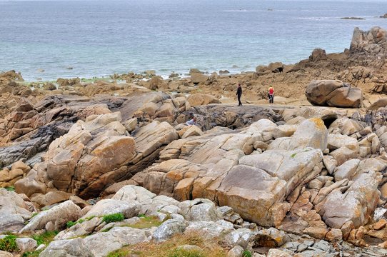 Une famille se prom&egrave;ne dans les rochers pr&egrave;s de Trestel en Bretagne