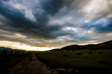 Obraz premium Dramatic clouds at the sunset