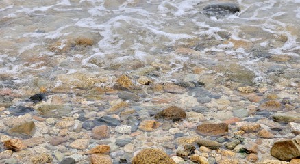 Marée montante en Bretagne, les galets changent de couleurs