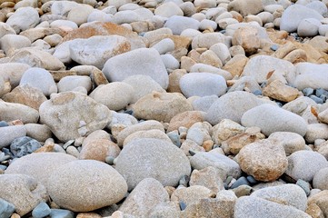 Gros galets lisses sur une plage de Bretagne