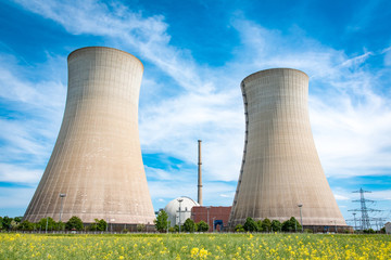 Atomkraft, zwei Kühltürme mit Atommeiler