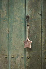 Stern an einer Holzfassade