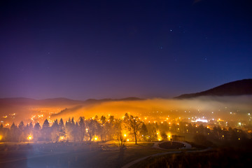 Górskie miasto Muszyna nocą - obrazy, fototapety, plakaty