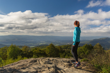 Naklejka premium Woman over looking the Blue Ridge Mountains after reaching the p