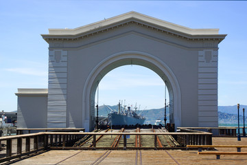 Schiff hinter Torbogen