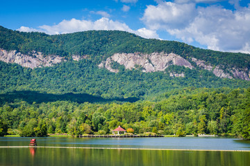 Obraz premium Lake Lure and mountains in Lake Lure, North Carolina.