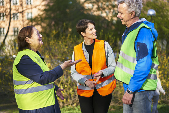 Sweden, Uppland, Stockholm, Kungsholmen, Volunteers in park