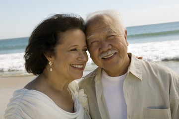 Obraz premium Senior Newly wed couple at beach (close-up)