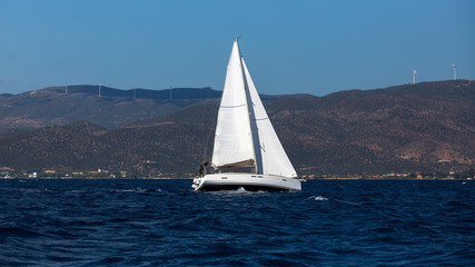 Obraz premium Yacht boat at regatta. Sailing in the wind through the waves at the Sea.