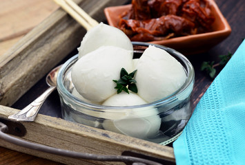 Mozzarella di Bufala in Glasschale auf Serviertablett / Nahaufnahme / Food Styling 