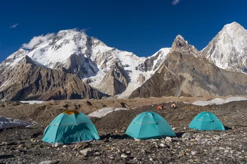 Crédence de cuisine en verre imprimé Gasherbrum Blue tents at Concordia camp in front of Broadpeak mountain, K2