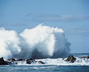 Fototapeta na wymiar Waves crashing on rocks at coast