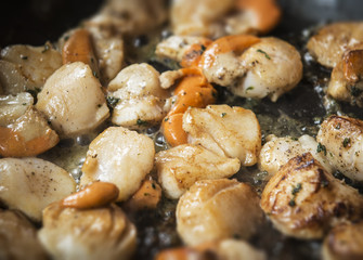 Cuisson de noix de coquilles saint jacques et corail avec du beu