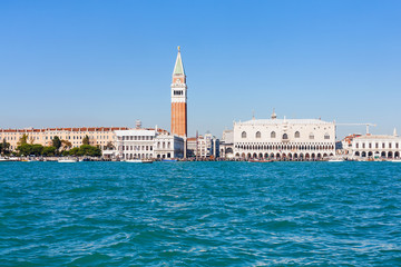 Fototapeta na wymiar skyline of Venice city with Doge's Palace