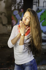 задумчивая девушка в заброшенном месте