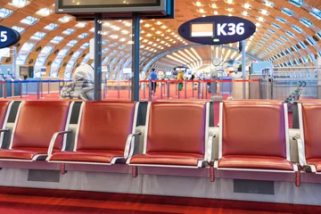 Papier Peint photo autocollant Aéroport siège rouge dans la salle d& 39 embarquement de l& 39 aéroport