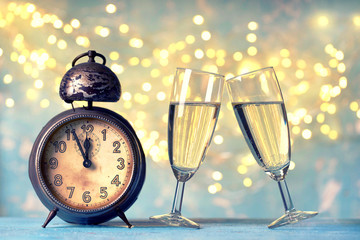 Wecker und 2 Sektgläser - Silvester