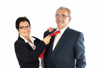 Seniorenpaar - Frau zieht Mann am Schlips