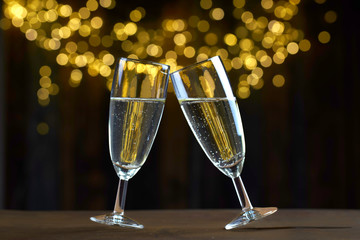 Anstoßen in der Silvesternacht, Feiern mit Champagner